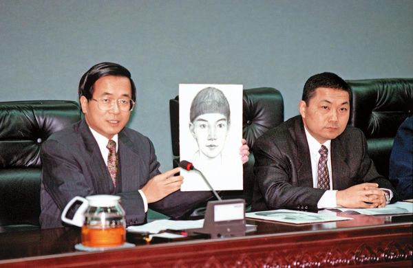 時任台北市長陳水扁（左）、市刑大大隊長侯友宜（右）公布畫像，希望全民協助緝凶。（聯合知識庫）