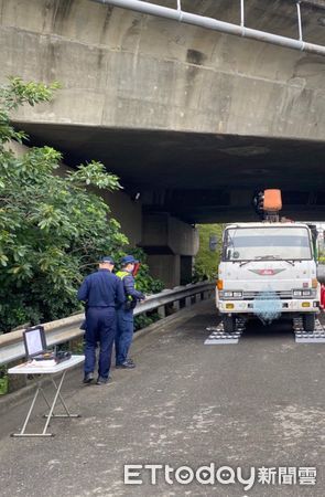 ▲台南市警歸仁分局，聯合台南市交通警察大隊共同執法，利用造價百萬的「活動地磅」，現場攔查大型車違規超載5件。（圖／記者林悅翻攝，下同）