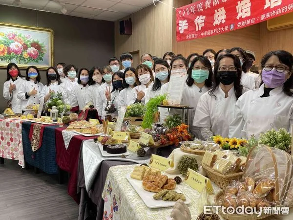 ▲中華醫大手作烘焙培訓班結訓暨成果展，台南市府勞工局王鑫基局長與華醫師長對學員的研習成果大表稱讚，學員秀出各式自製的烘焙點心。（圖／記者林悅翻攝，下同）