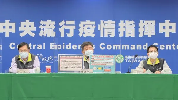 ▲▼中央流行疫情指揮中心記者會，醫療應變組副組長羅一鈞、指揮官陳時中、發言人莊人祥。（圖／指揮中心提供）