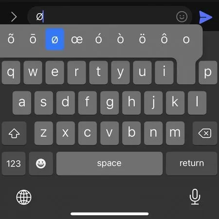 ▲ØZI的「Ø」，手機打法曝，只要在英文鍵盤長按O就會跑出來供選。（圖／攝自維基百科、記者張鈜閔攝）
