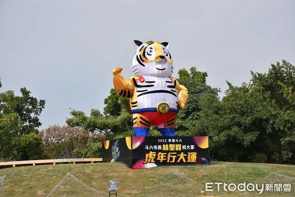 ▲斗六市公所今日為2022斗六燈會「Light One Douliu」舉行記者會，斗六市長林聖爵裝扮老虎造型宣傳。（圖／記者蔡佩旻翻攝）