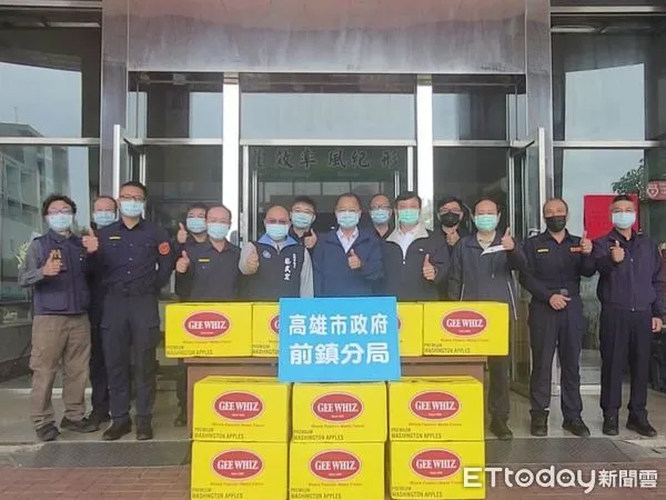 ▲▼警察局長黃明昭偕同市議員蔡武宏到前鎮警分局致贈蘋果10箱，慰勞員警辛苦維護年節前的治安。（圖／記者吳世龍翻攝）