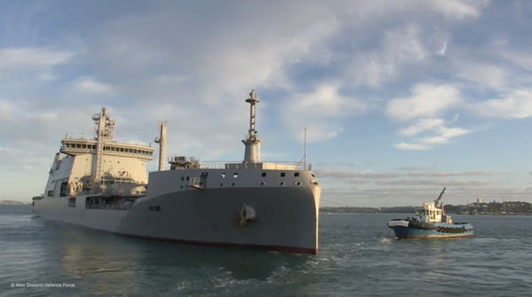 ▲▼紐西蘭派出軍艦HMNZS Aotearoa，為遭遇火山爆發和海嘯後的東加提供救援。（圖／路透）