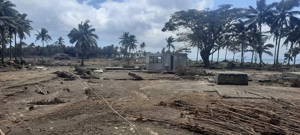 ▲▼東加王國境內的建築物、車輛、海岸線遭到火山灰嚴重覆蓋。（圖／翻攝自Twitter@ConsulateKoT）