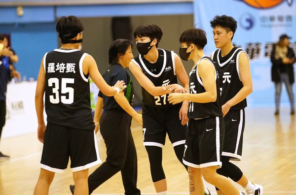 ▲WSBL聯賽配合台北市政府防疫規格提升，部分球員必須戴上口罩上場比賽。（圖／籃協提供）