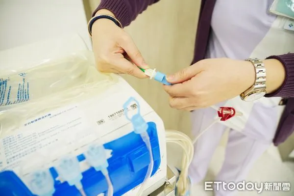 ▲聯新國際醫院成立新式腹膜透析中心，護理人員示範操作街上管線使用。（圖／記者沈繼昌翻攝）