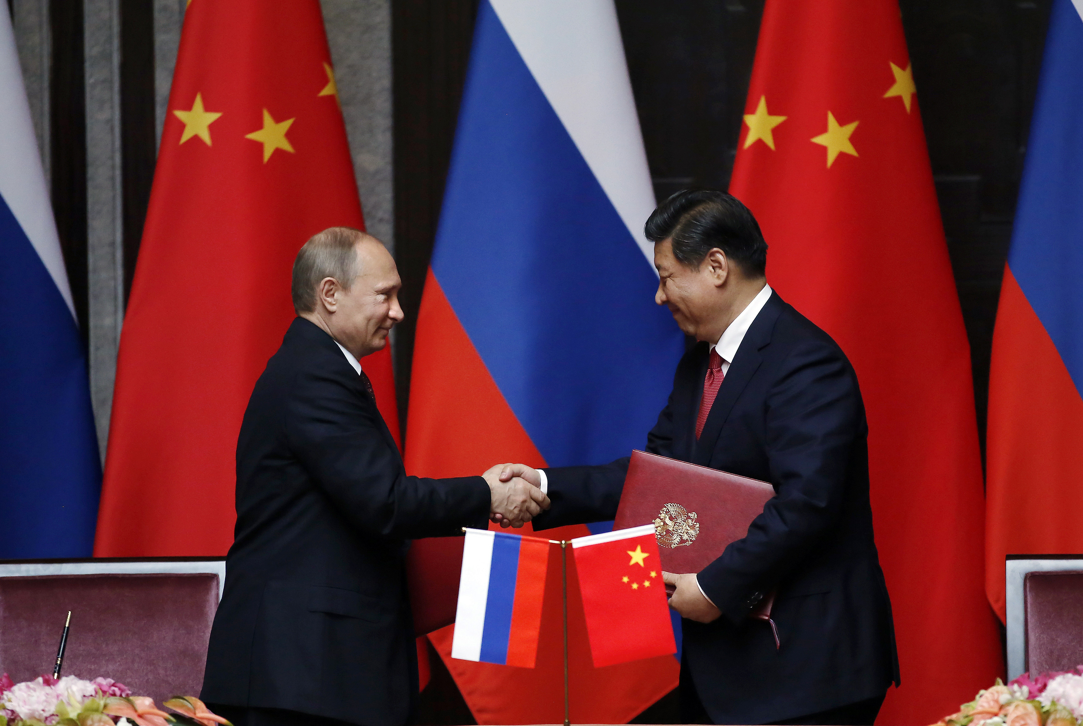中俄兩國元首習近平與普丁在上海簽署聯合聲明，宣示在主權、領土、安全問題上「繼續相互堅定支援」。（圖／達志影像／美聯社）