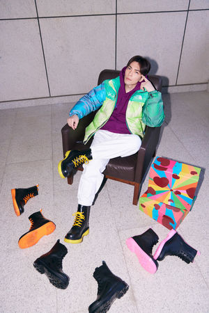 ▲▼蕭敬騰以自己的畫作推出個人品牌靴。（圖／喜鵲娛樂提供）