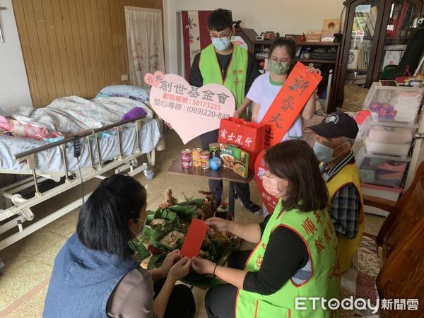 ▲創世台東院，送年禮至台東縣長濱鄉樟原到宅服務個案家。（圖／記者楊漢聲翻攝）