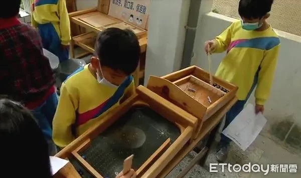 ▲木工社學童，做出的彈珠台作品。（圖／記者楊漢聲翻攝）