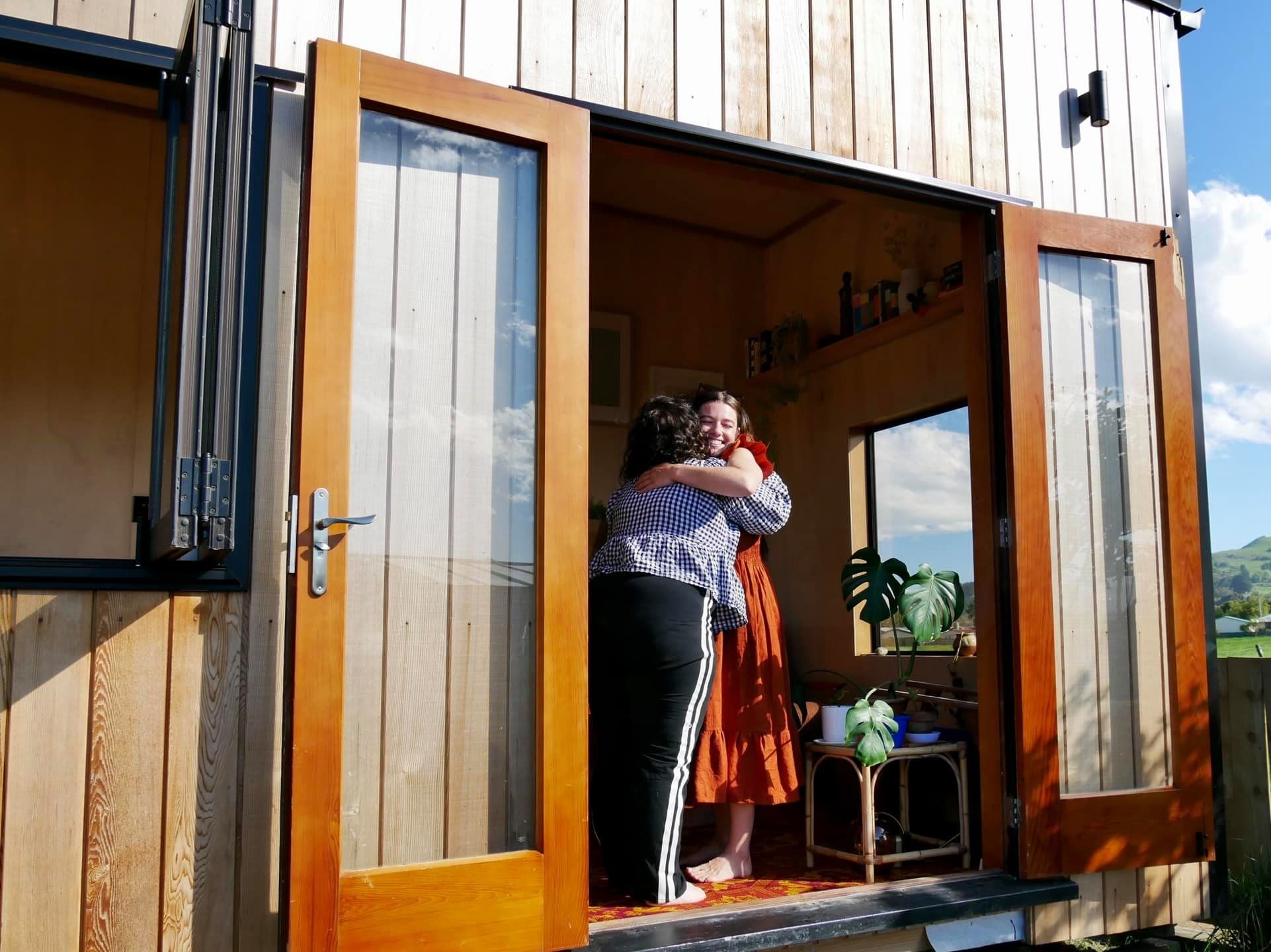 ▲▼ 紐西蘭26歲護士芙萊娔（Georgia-Rae Flack）自己蓋房子。（圖／翻攝自臉書、IG）