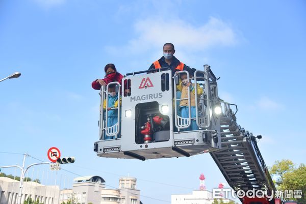 ▲南投縣消防局於119消防節安排扮裝車隊遊街宣導，邀請幼兒園師生體驗消防訓練。（圖／南投縣政府提供）