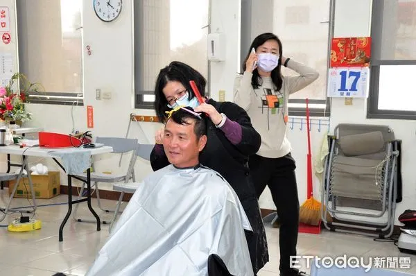 ▲嘉南藥理大學師生，攜手台南市女子燙髮職業工會成員發揮專長，免費為里民提供愛心義剪服務，希望港仔西長輩們都有帥氣、美麗髮型，漂亮過好年。（圖／記者林悅翻攝，下同）