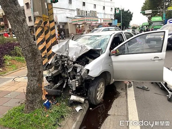 ▲失控自小客車撞到安全島路樹才卡停。（圖／楊梅警分局提供）