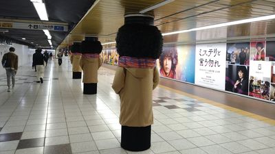 日本廣告無極限！車站驚見一排「捲Q爆炸頭」　可愛景象秒變打卡聖地