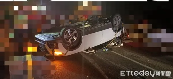 ▲國道一號南向305公里麻豆段發生交通事故，自小貨車疑追撞自小客車，造成自小客車翻覆於內側車道，自小貨車在撞擊內側護欄後停於內側路肩，車堵2公里。（圖／記者林悅翻攝，下同）