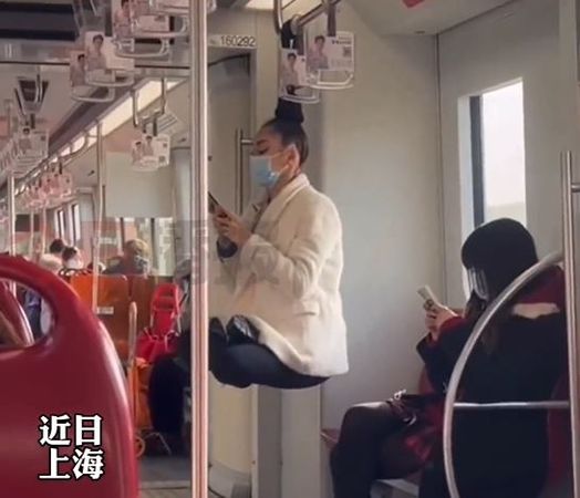 上海地鐵女懸髮盤腿「空氣坐」。（圖／翻攝自微博／瀟湘晨報）