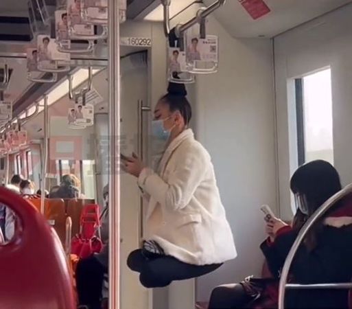 上海地鐵女懸髮盤腿「空氣坐」。（圖／翻攝自微博／瀟湘晨報）