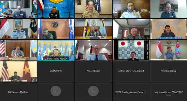 ▲▼印度空軍20日在臉書發布空軍參謀長和印太各國空軍首長召開會議訊息，空軍司令熊厚基（第2排右）也參與視訊會議。（圖／翻攝自Facebook／Indian Air Force）