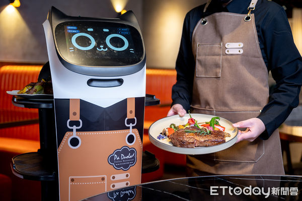 ▲▼帕朵拉義式餐廳超萌「艾咪送餐機器人」，可愛貓咪造型可送餐點，還能與客戶互動，體驗新型態科技的用餐服務（圖／Global Mall提供）