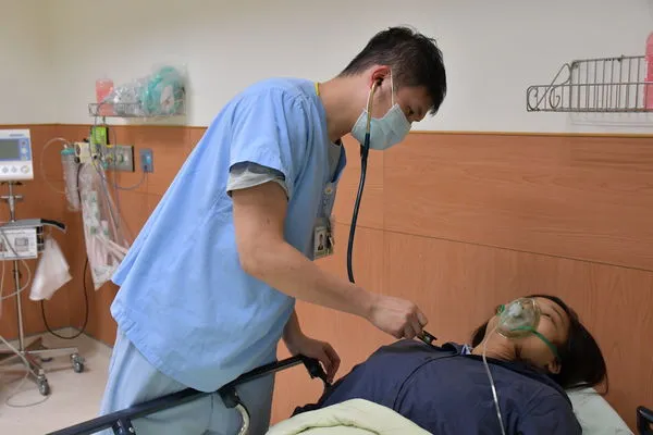 ▲▼楊人翰醫師呼籲，使用瓦斯熱水器時，若出現頭暈、噁心、嗜睡等症狀時，請停止使用並盡速就醫。（圖／台中醫院提供）