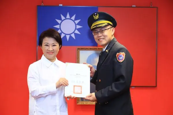 ▲消防員陳宥廷獲頒全台「十大傑出救護技術員」，市長盧秀燕表揚他的貢獻。（圖／台中市政府提供）