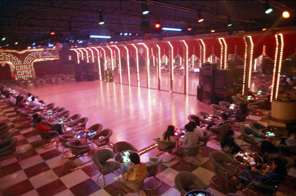 ▲《回到華燈初上時》1989年，林森北路地下舞廳內部裝潢與氛圍。（圖／尖端出版提供）