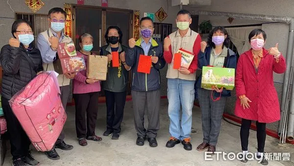 ▲社團法人台南市勞工志願服務協會梁志男理事長，與大台南總工會陳美靜副理事長，在台南市勞工局長王鑫基陪同下，至學甲區關懷重癱的弱勢阿嬤。（圖／記者林悅翻攝，下同）