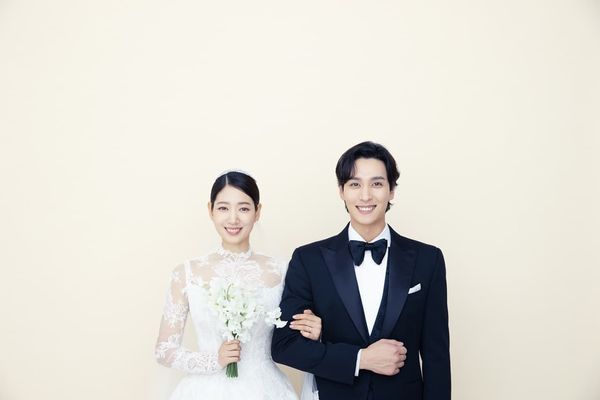 ▲▼朴信惠、崔泰俊結婚。（圖／翻攝自Instagram／salt_ent）