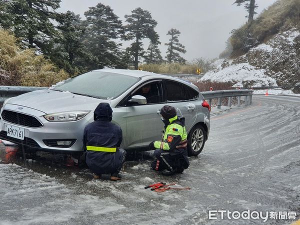 ▲▼21日清晨合歡山又降雪了，由於這波來的突然，致使許多車輛未及準備雪鏈而受困。（圖／新城分局提供，下同）