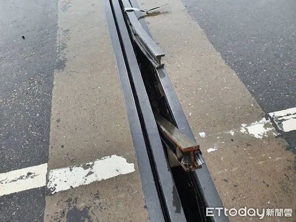 ▲台61線桃園蘆竹段因橋樑伸縮縫鋼筋斷裂突出路面。（圖／蘆竹警分局提供）