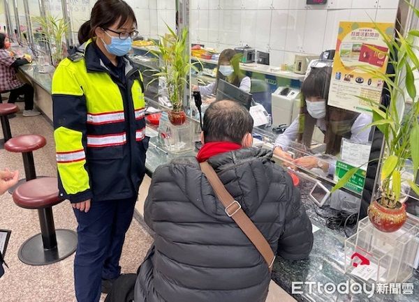 ▲鄒男誤信名師操作投資可賺大錢，前往郵局滙款。（圖／大園警分局提供）