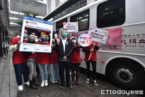 ▲▼行動車東購EC活動+捐血,中立者為東森購物電子商務事業部楊俊元執行長。（圖／記者李毓康攝）