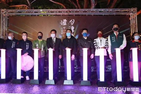 ▲被譽為全台最美水岸藝術燈節，由，台南市長黃偉哲於22日晚上熱鬧啟燈，並搭配人氣樂團「告五人」的精彩演出，呈現月津港燈節的華麗繽紛。（圖／記者林悅翻攝，下同）