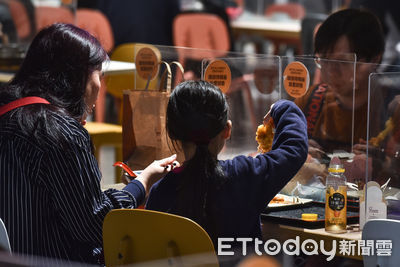 黃軒／不禁內用「六大用餐要點」　「坐隔壁」風險最大！