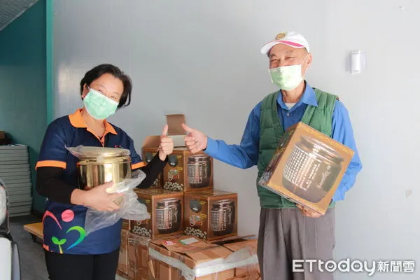 ▲春節送禮赫見300個骨灰罈！她沒翻臉「歡喜都來不及了」。（圖／快樂天堂提供）