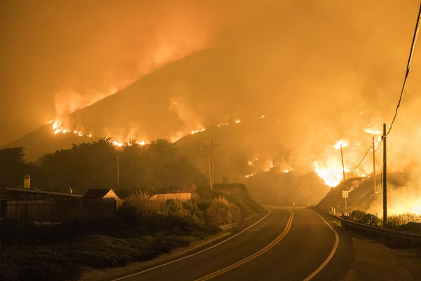 ▲▼  美國加州蒙特利郡出現罕見一月大規模野火「科羅拉多野火」。（圖／達志影像／美聯社）
