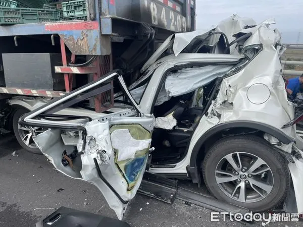 ▲小客車慘被2砂石車包夾成廢鐵　2人受困車內警消急送醫。（圖／民眾提供）