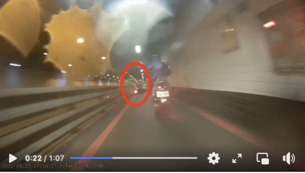 ▲網友po出在高雄過港隧道的一段車禍影片             。（圖／翻攝臉書《八卦村 - 行車紀錄器影片上傳中心》