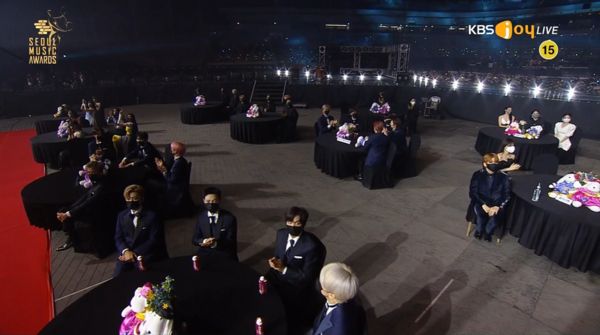 ▲南韓疫情以來最寬鬆！典禮歌手都坐台下「頒獎人親自遞獎」。（圖／翻攝自KBS）
