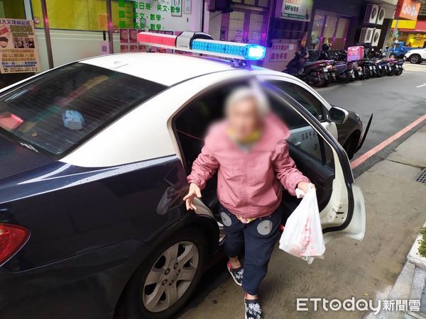 ▲▼失智的75歲老婦人買年貨迷路，警方護送她回家             。（圖／記者陳以昇翻攝）