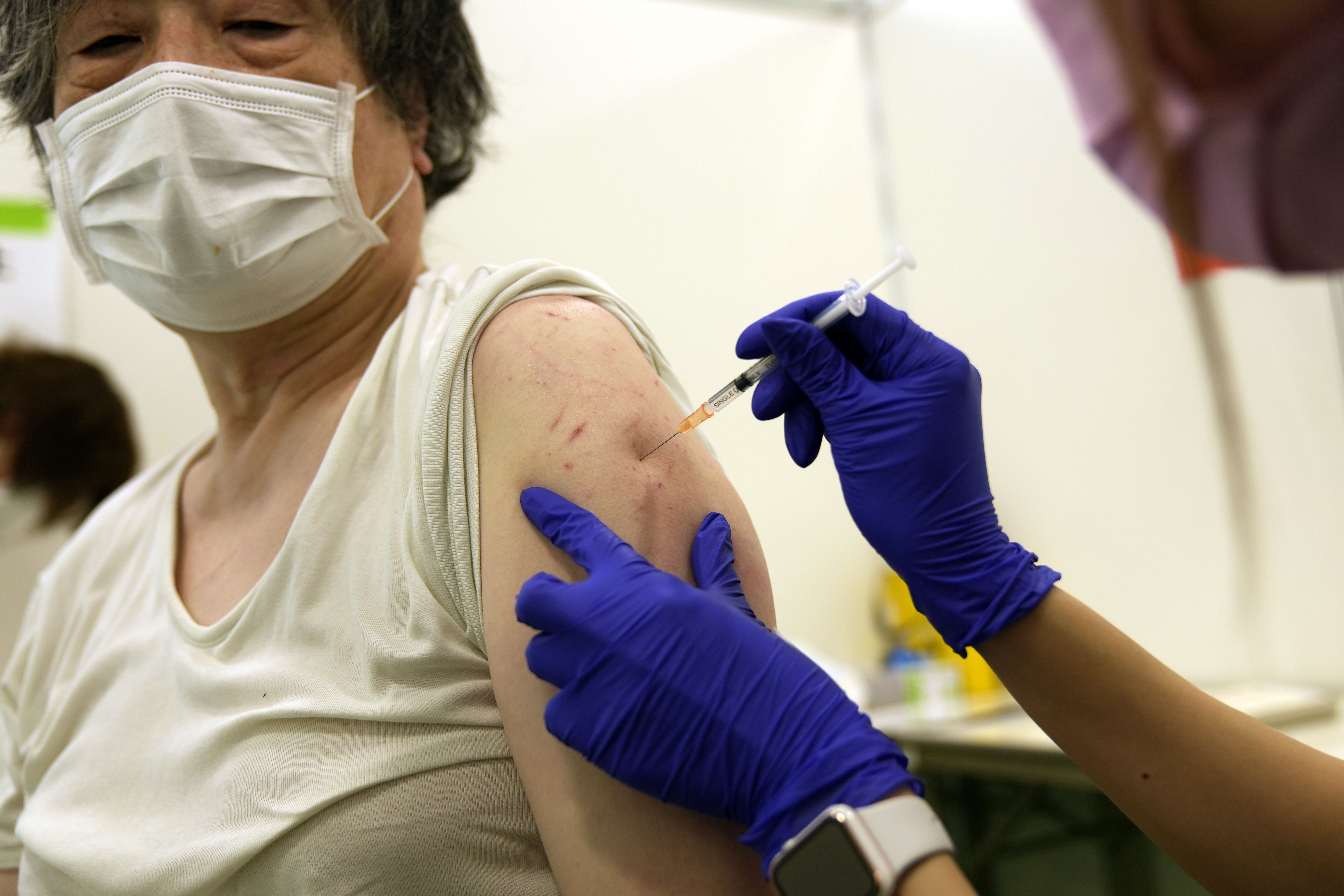 ▲▼日本東京都墨田區一名高齡者正在接種新冠疫苗加強針，即第3劑疫苗。（圖／達志影像／美聯社）