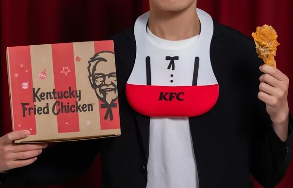 ▲▼肯德基推出限定的「富貴兜來好運餐」，還有吃雞神器「炸雞圍兜兜」。（圖／業者提供）