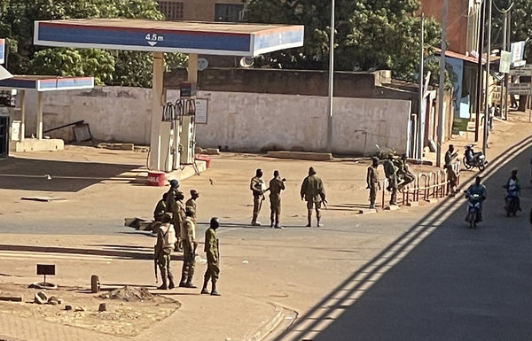 ▲▼ 軍人23日站在布吉納法索首都瓦加杜古（Ouagadougou）一處軍事基地外。（圖／達志影像／美聯社）