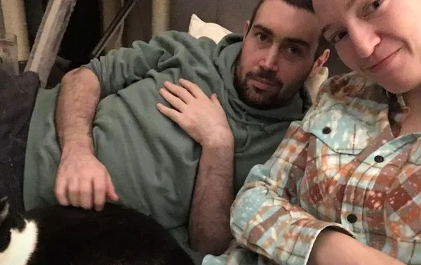 躺床離奇被240m外子彈射殺　女被50槍聲嚇醒轉身目睹「男友爆頭」。（圖／翻攝自Twitter）