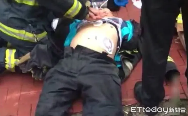 ▲周姓義消在出火災勤務時，突然暈倒且失去生命跡象，經消防員搶救後，成功挽回一命。（圖／記者黃孟珍翻攝）