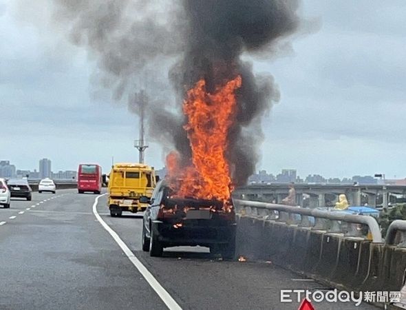 ▲國道1五楊高架火燒車。（圖／國道警察提供）