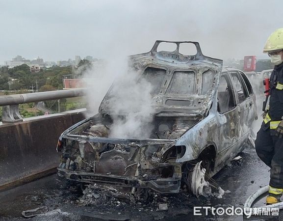 ▲不到20分車輛就燒成廢鐵。（圖／國道警察提供）