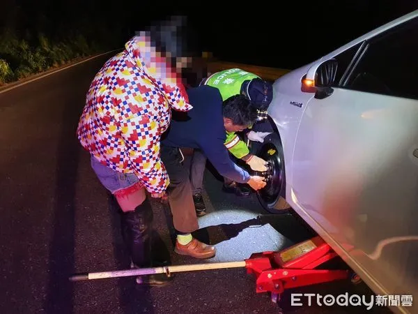 ▲妙齡女子僅著短褲長靴開車到合歡山不幸車爆胎，被凍得瑟瑟發抖。（圖／新城分局提供，下同）